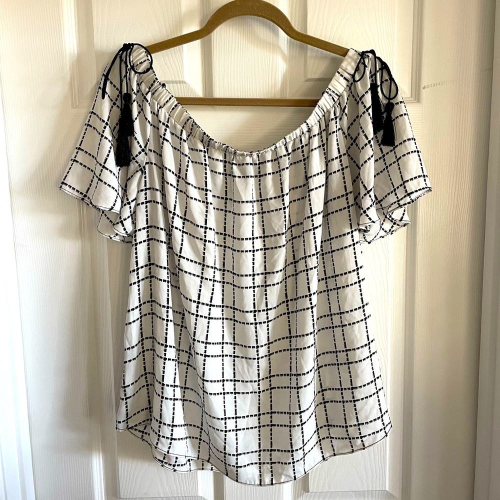 Like New off the shoulder blouse